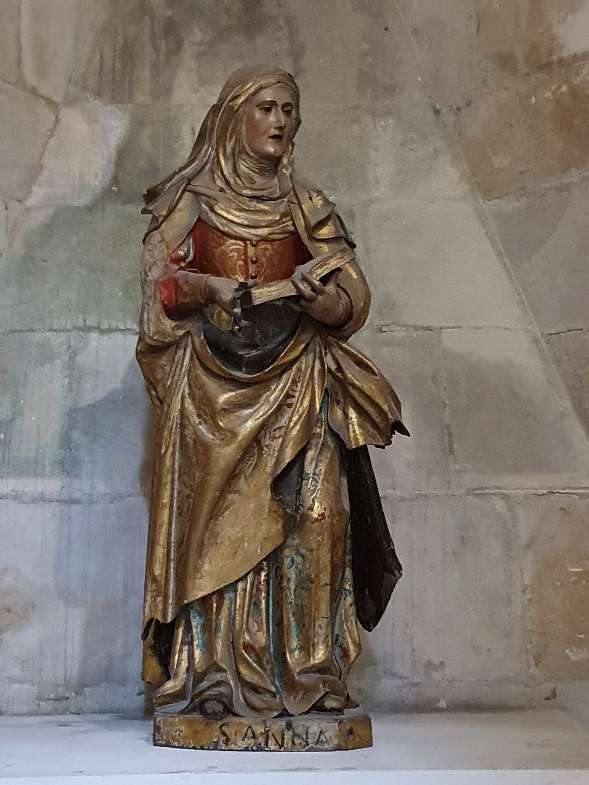 Est&aacute;tua na igreja abacial do Mosteiro de Alcoba&ccedil;a
